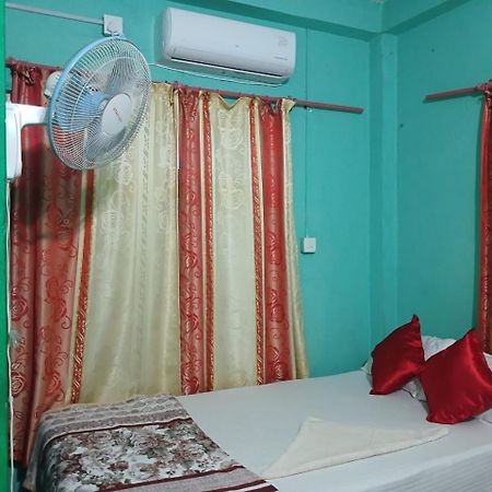 Tiger Corner Inn Homestay Sauraha Buitenkant foto