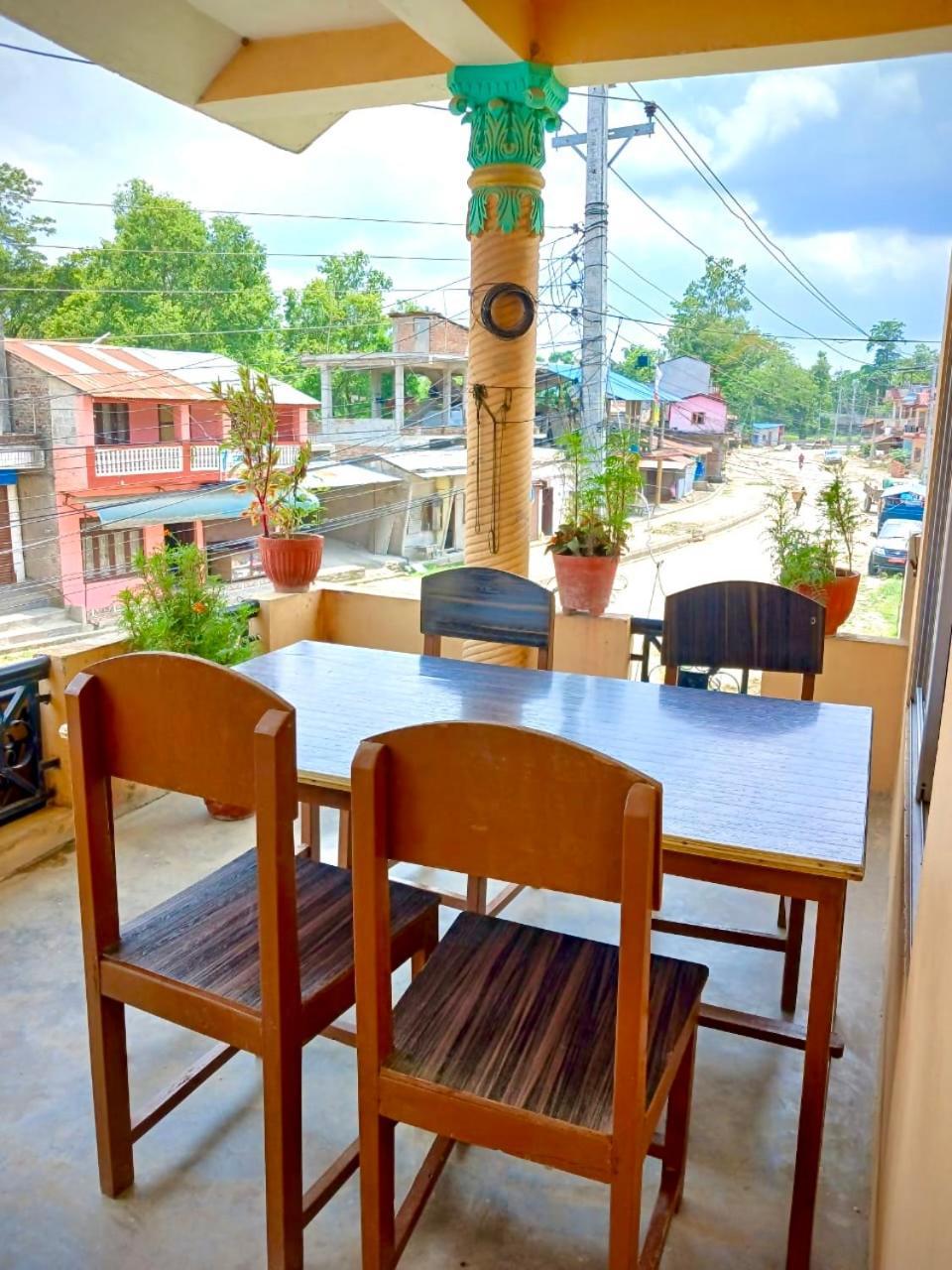 Tiger Corner Inn Homestay Sauraha Buitenkant foto