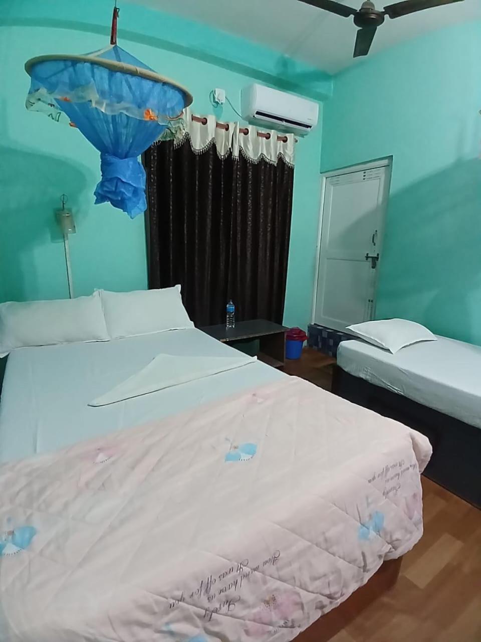 Tiger Corner Inn Homestay Sauraha Buitenkant foto