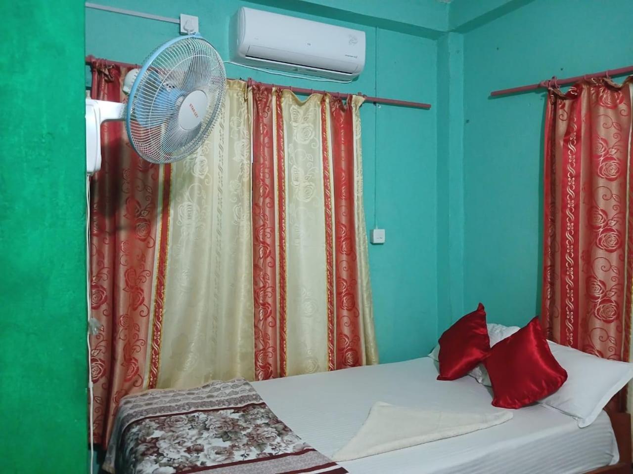 Tiger Corner Inn Homestay Sauraha Buitenkant foto