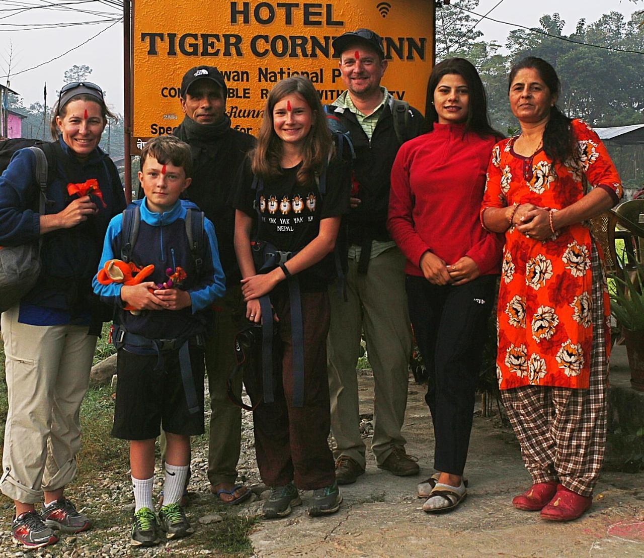 Tiger Corner Inn Homestay Sauraha Buitenkant foto